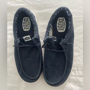 Unisex Hey Dudes . Navy . Youth size 6
Women’s size 7.5 EU38